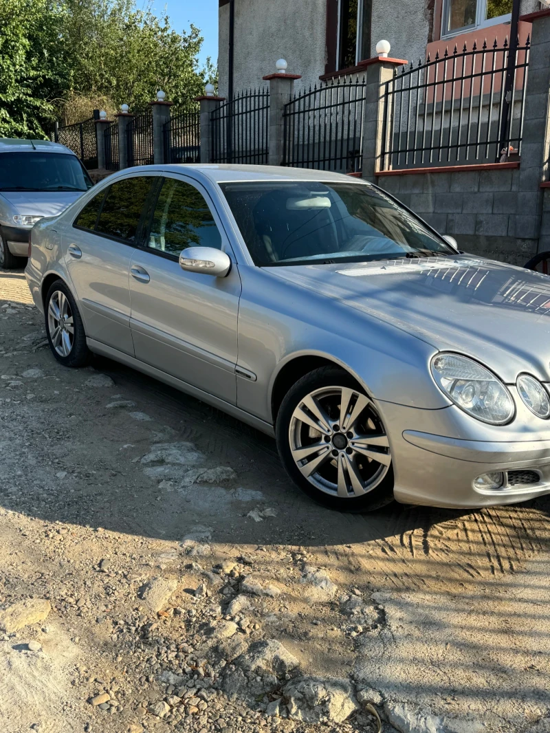 Mercedes-Benz E 220, снимка 1 - Автомобили и джипове - 47003647