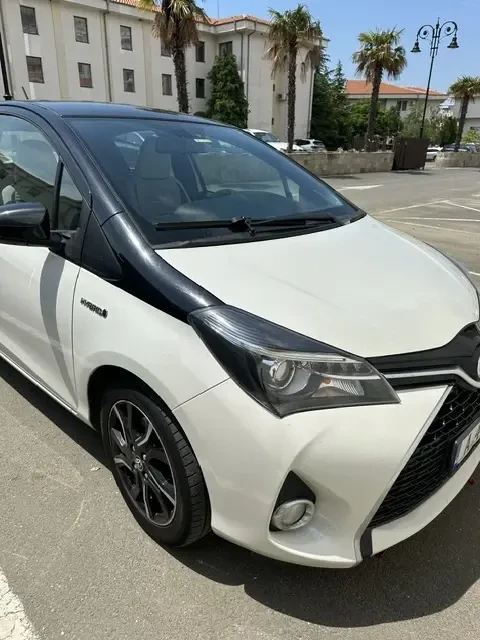 Toyota Yaris 1.5, снимка 2 - Автомобили и джипове - 54893247