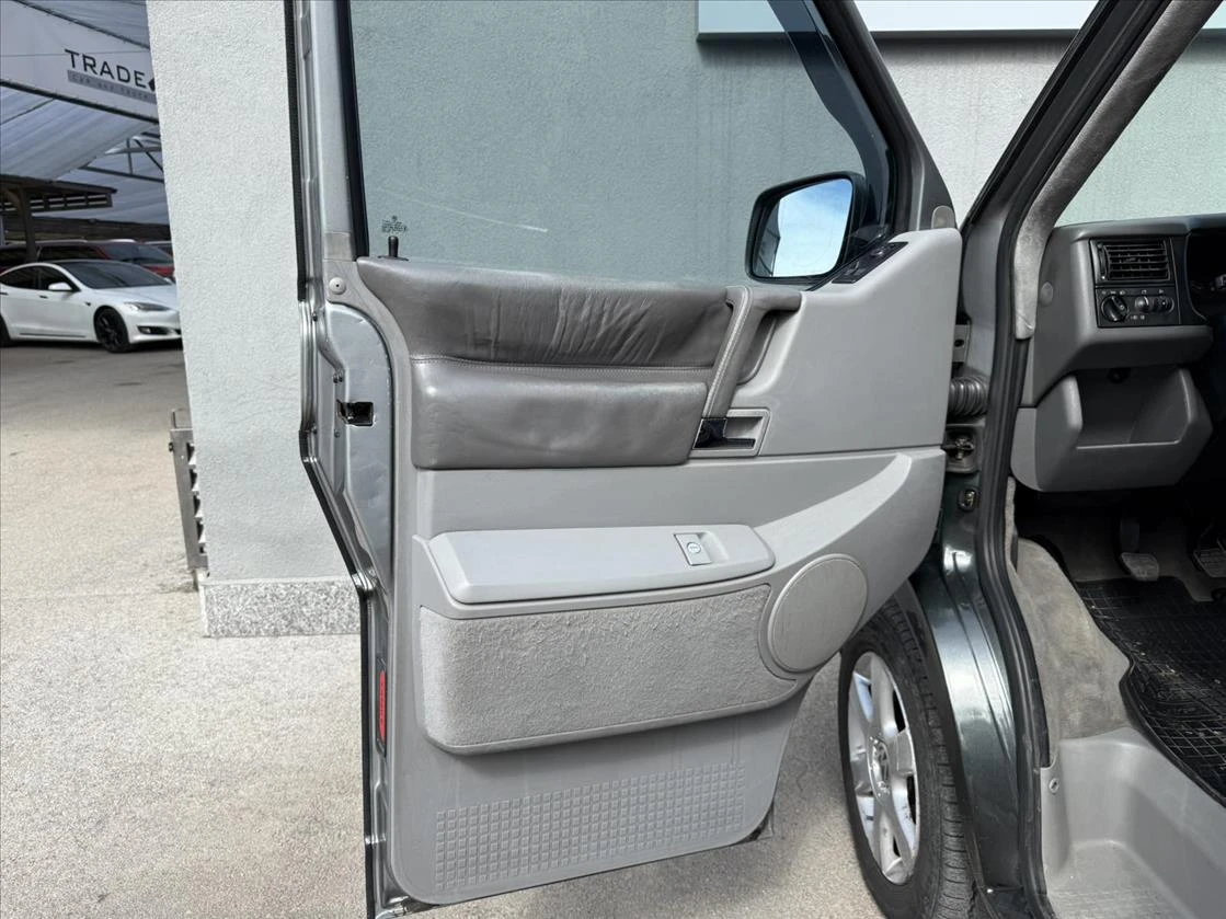 VW Multivan 2.5 TDI, снимка 8 - Автомобили и джипове - 53857965