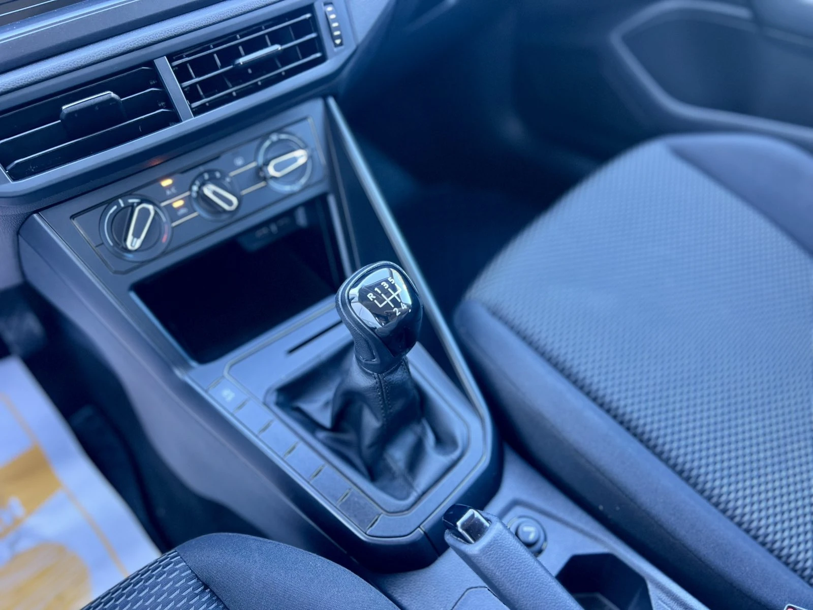 VW Polo Facelift / 1.0 TSI / 95 к.с. / LED / Digital / ACC, снимка 13 - Автомобили и джипове - 54853751