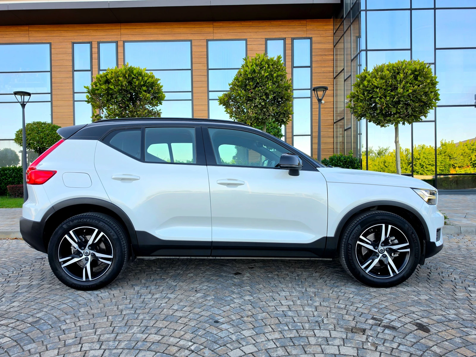 Volvo XC40 B4* AWD* R-DESIGN* LED*  | Mobile.bg � ����������� 4