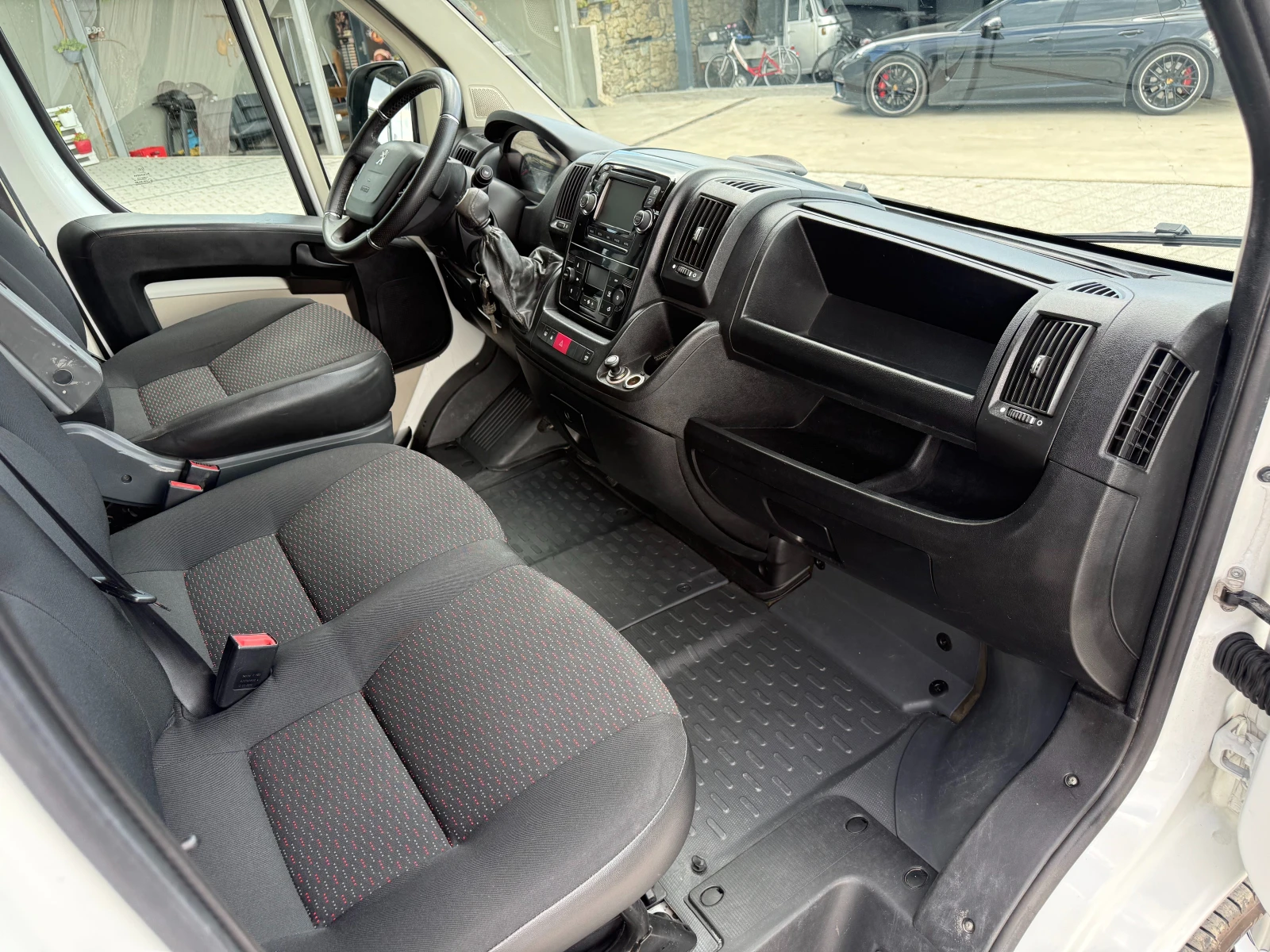 Peugeot Boxer 2.2HDI L1H1 Климатик Euro 5 Navi/LED, снимка 10 - Бусове и автобуси - 54837675