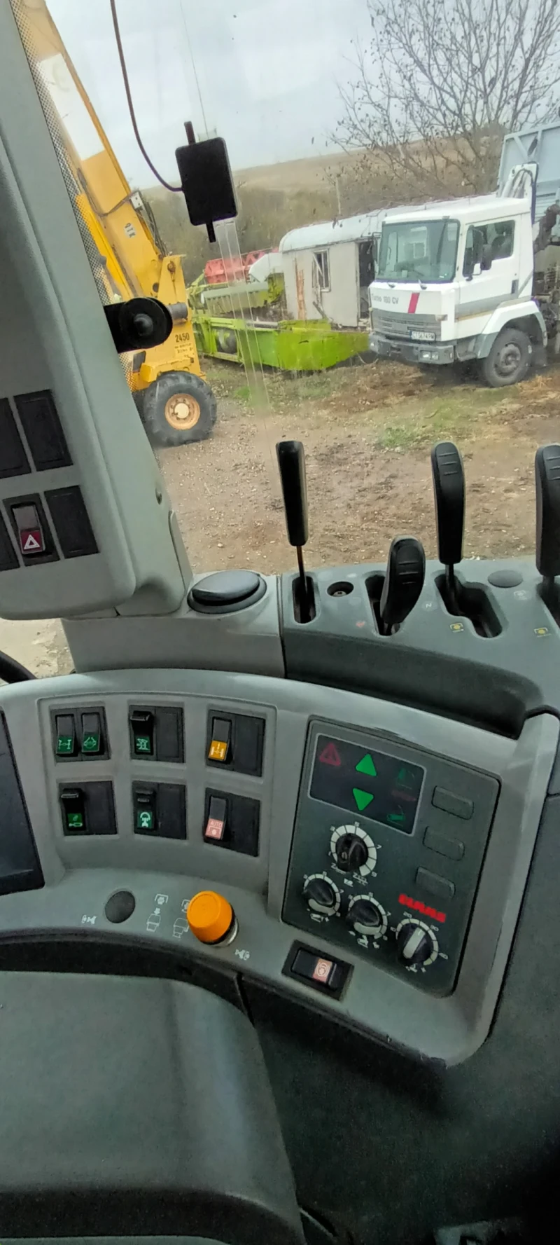 Трактор Claas Axion 840, снимка 10 - Селскостопанска техника - 49230896