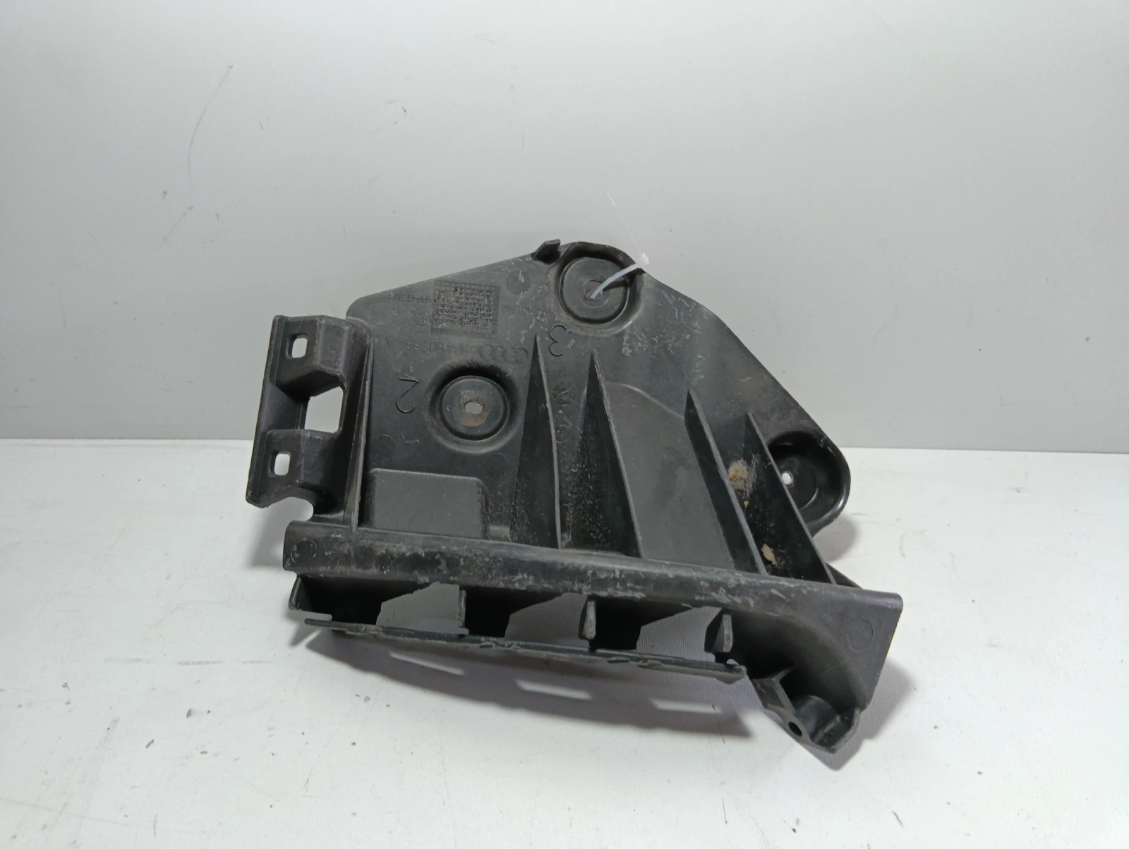 държач за задна броня (десен)  8P4807394A Audi A3