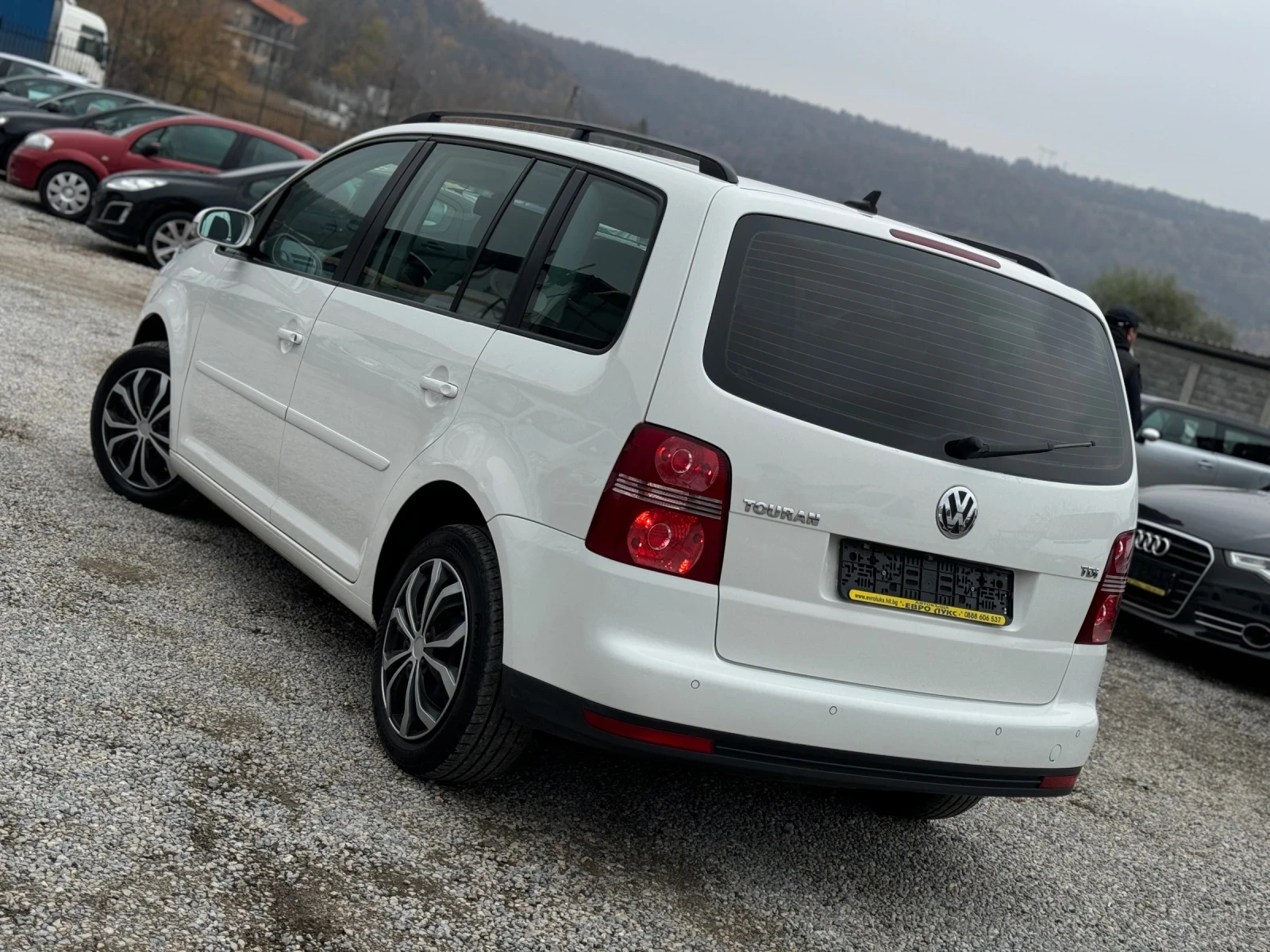 VW Touran 1.9TDI 105кс 6ск НАВИ МУЛТИ PARK ASSIST РЕАЛНИ-КМ - изображение 4