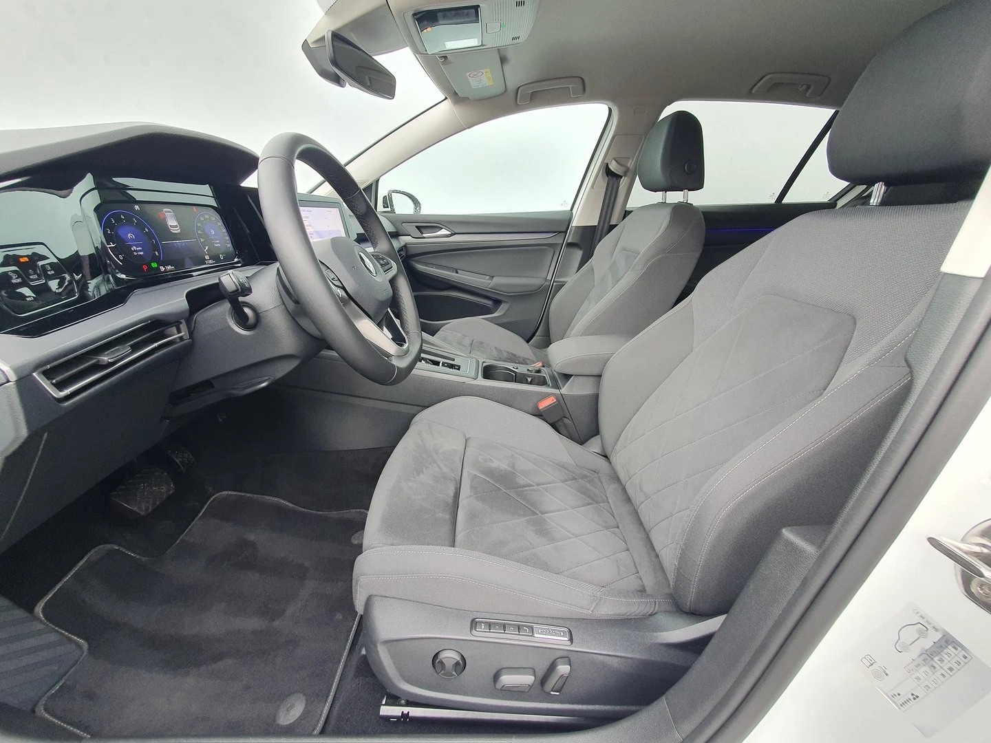 VW Golf 8 Style 1.5 eTSI OPF DSG - изображение 4