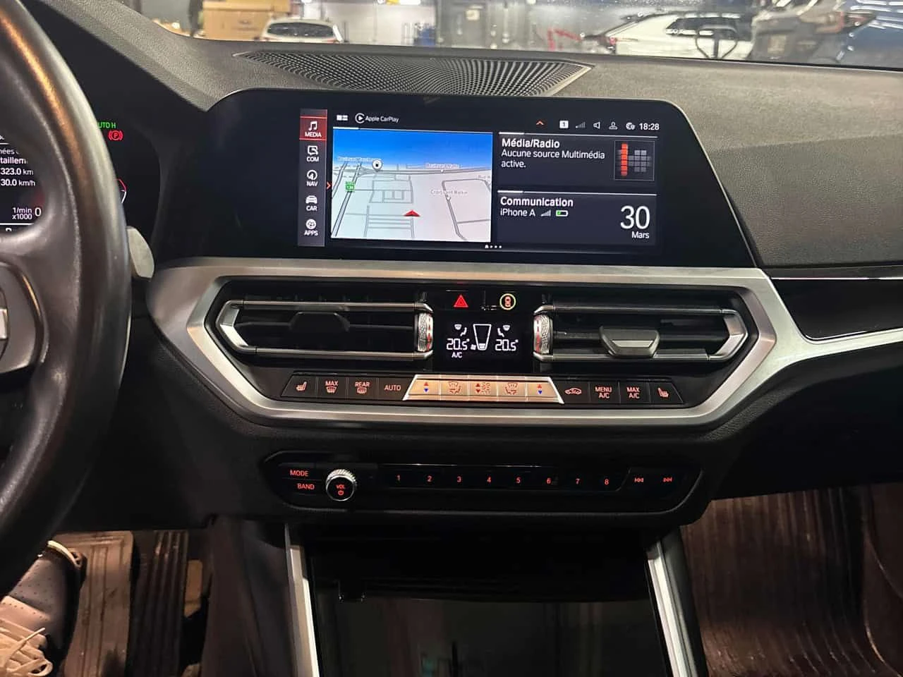 BMW 330 i xDrive/CARFAX/ШИБИДАХ/ПОДГРЕВИ, снимка 9 - Автомобили и джипове - 54038479