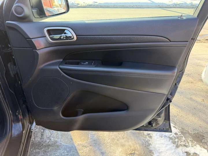 Jeep Grand cherokee Laredo 4X4 NO RUST!! NEW TIRES!!, снимка 12 - Автомобили и джипове - 54080393