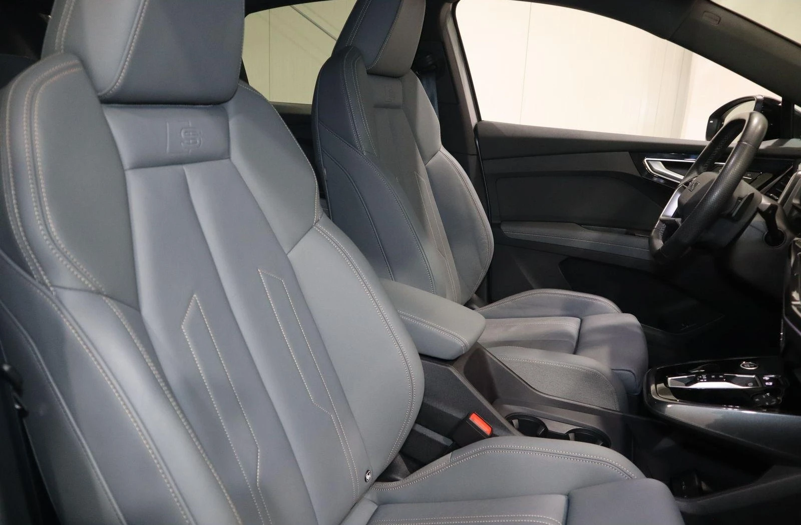 Audi Q4 50 E-TRON QUATTRO S-LINE MATRIX-LED CAM PANORAMA - изображение 10