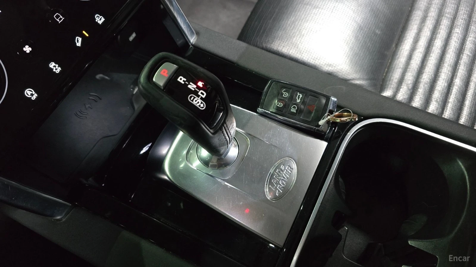Land Rover Discovery Sport* D150S* КОЖА* ПОДГРЕВ* ПАНОРАМА* КАМЕРА* , снимка 8 - Автомобили и джипове - 55691567