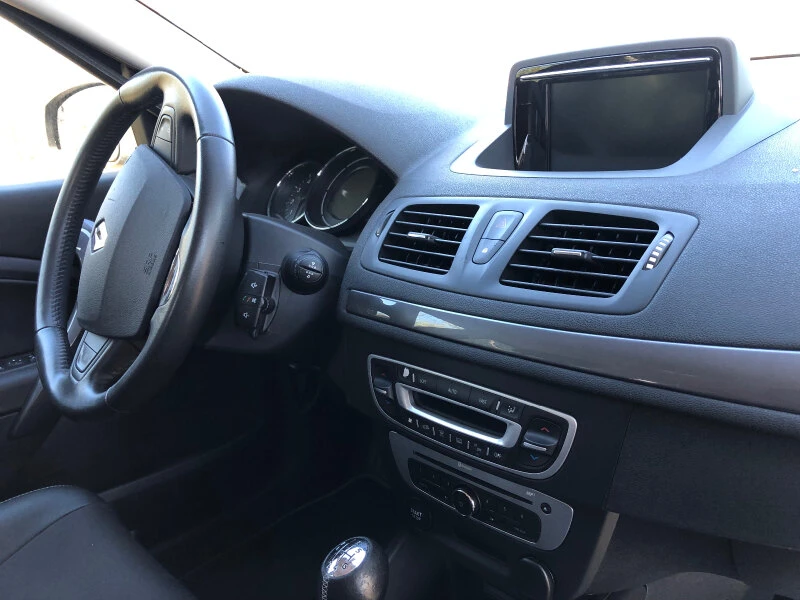 Renault Megane 1.5 DCI, снимка 4 - Автомобили и джипове - 47587419