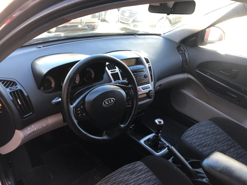 Kia Ceed 1.6, снимка 7 - Автомобили и джипове - 47393543