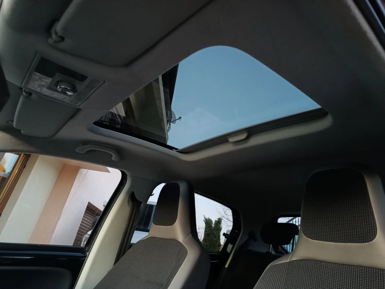 VW Up Заводски Метан Панорама Нави - изображение 9