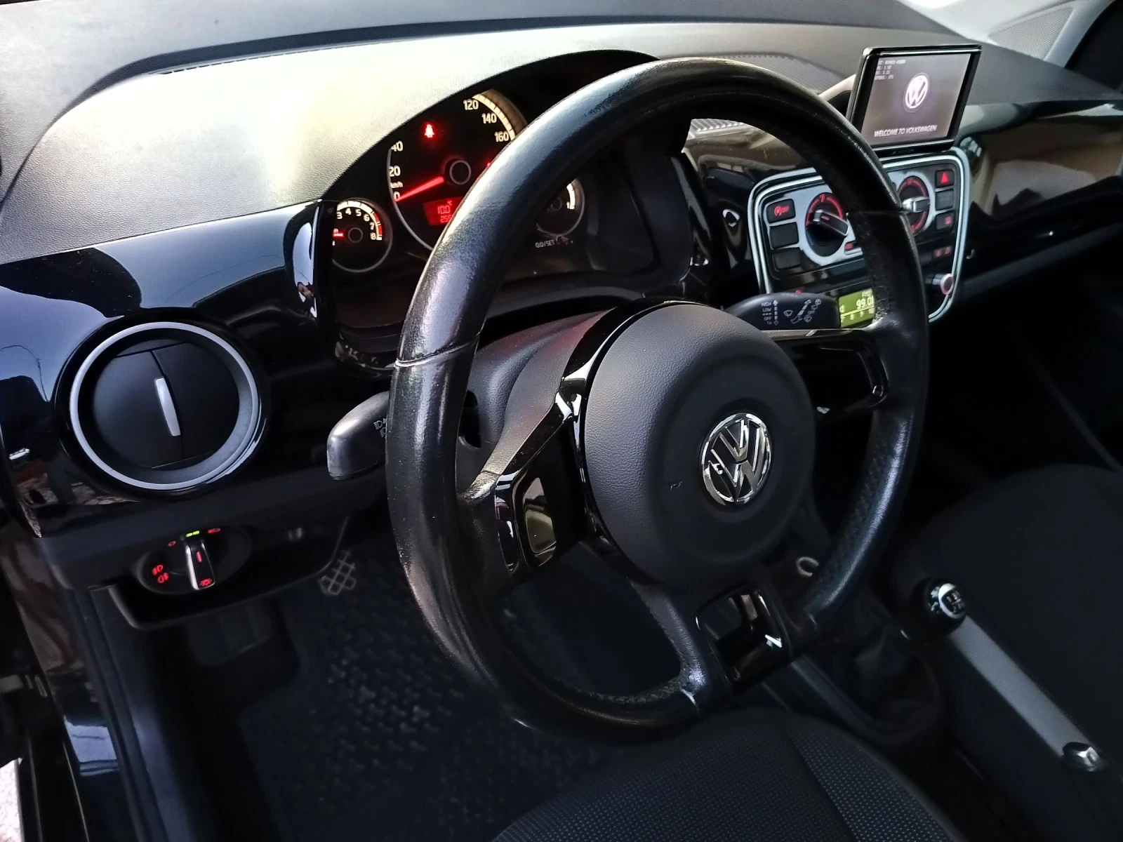VW Up Заводски Метан Панорама Нави - изображение 6