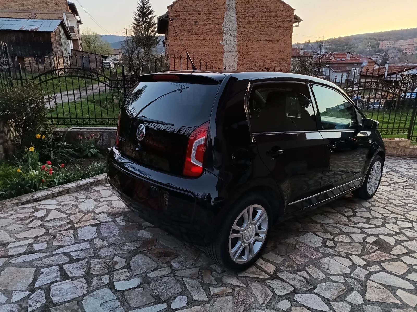 VW Up Заводски Метан Панорама Нави - изображение 2