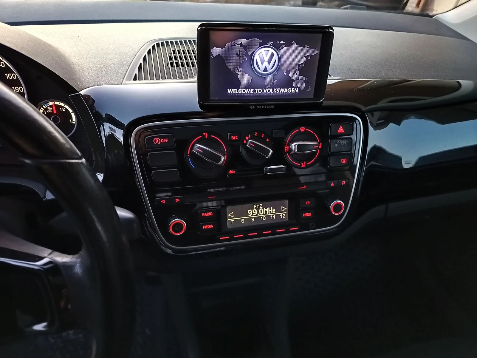 VW Up Заводски Метан Панорама Нави - изображение 7