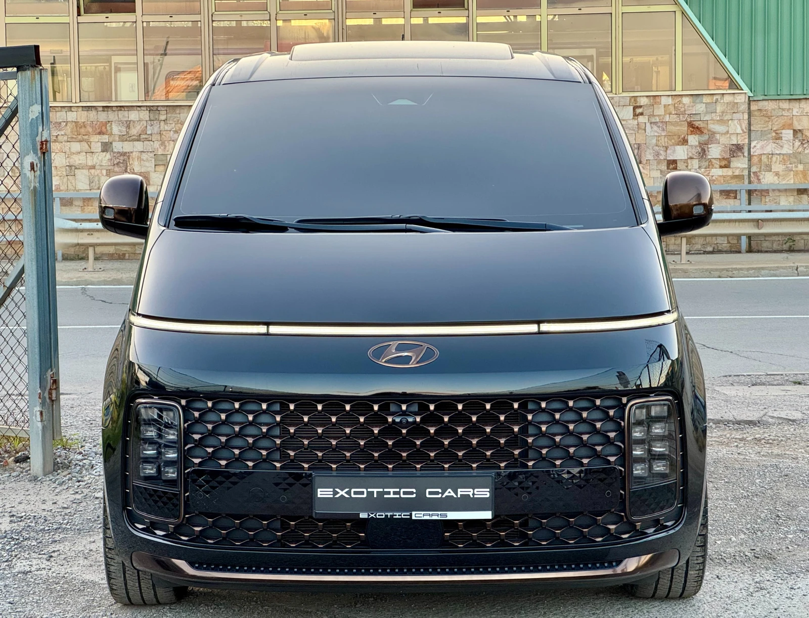 Hyundai Staria 3.5 V6 LPi Lounge 8+ 1 ! Inspiration !, снимка 2 - Автомобили и джипове - 55491579