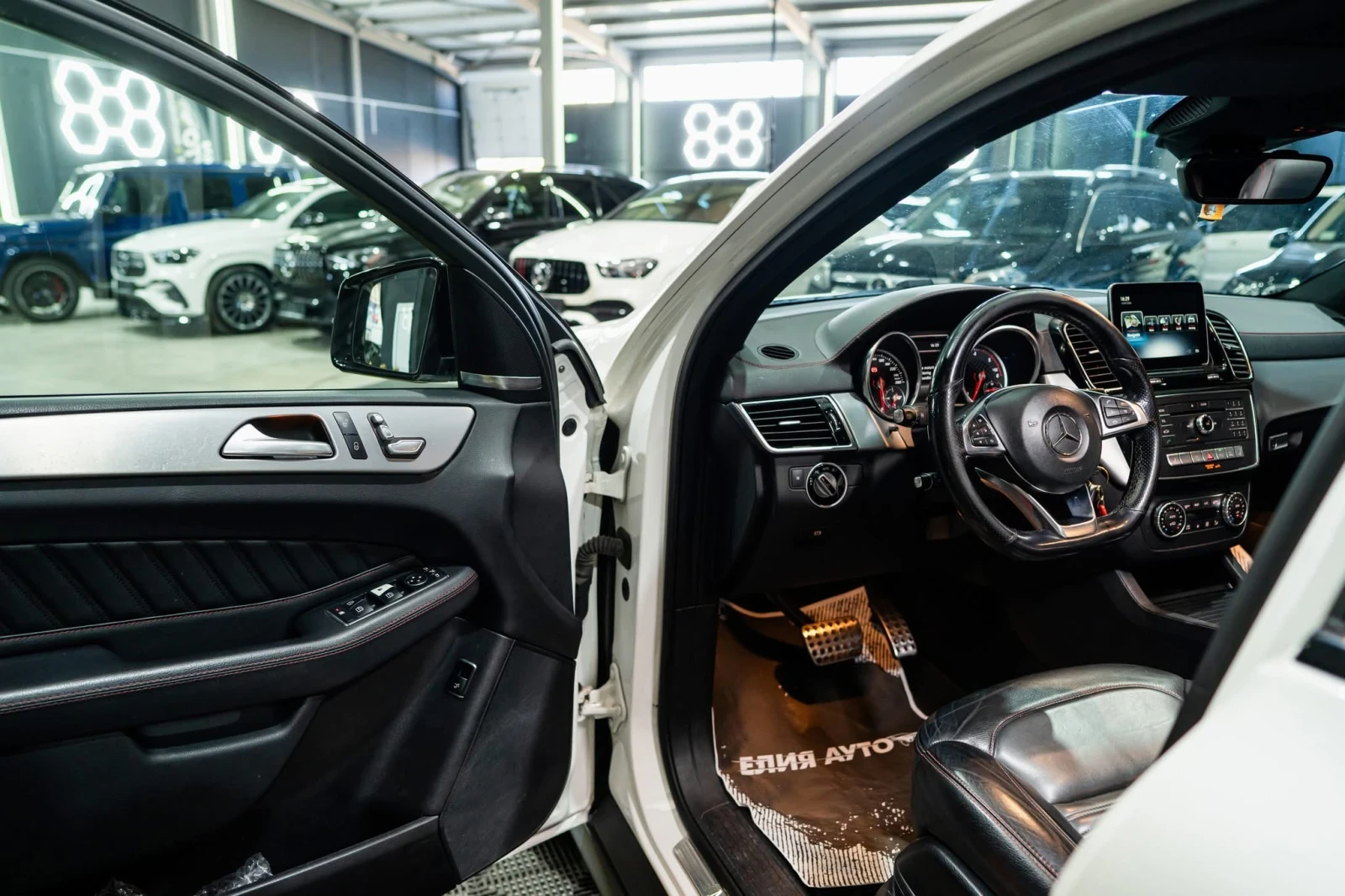 Mercedes-Benz GLE 350 D COUPE AMG LINE LED ПАНО H&K ЛИЗИНГ 100%, снимка 11 - Автомобили и джипове - 56201552