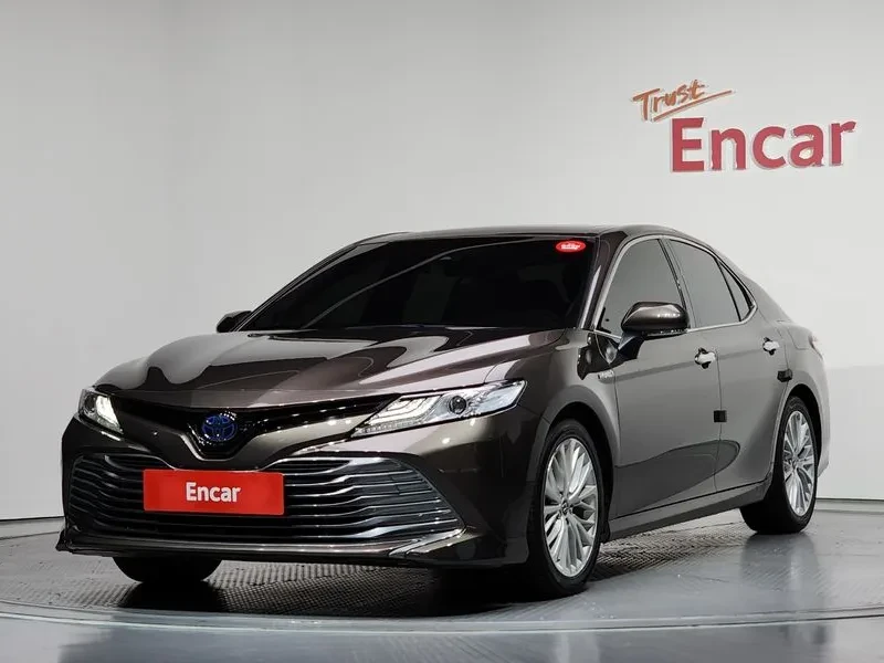 Toyota Camry XLE 2.5 Хибрид