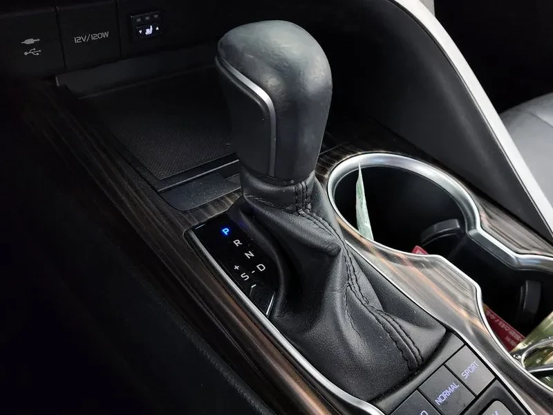 Toyota Camry XLE 2.5 Хибрид, снимка 8 - Автомобили и джипове - 55432318