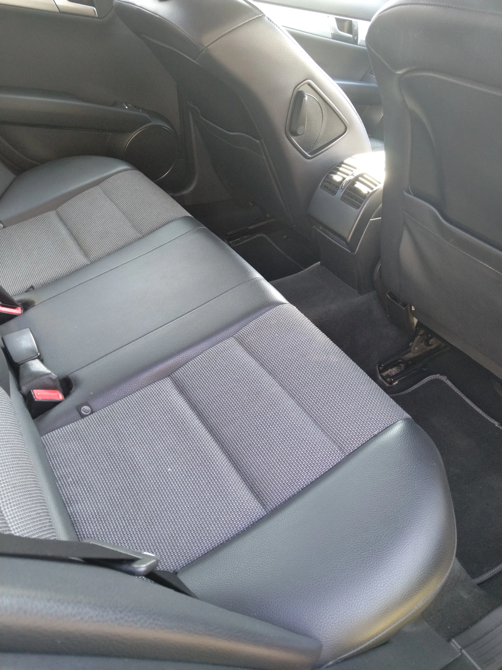 Mercedes-Benz C 180 Фейслифт, снимка 5 - Автомобили и джипове - 55138073