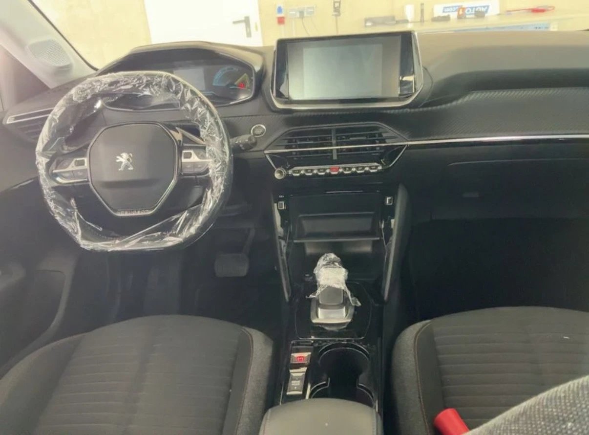 Peugeot 208 Electric drive, снимка 10 - Автомобили и джипове - 55421084