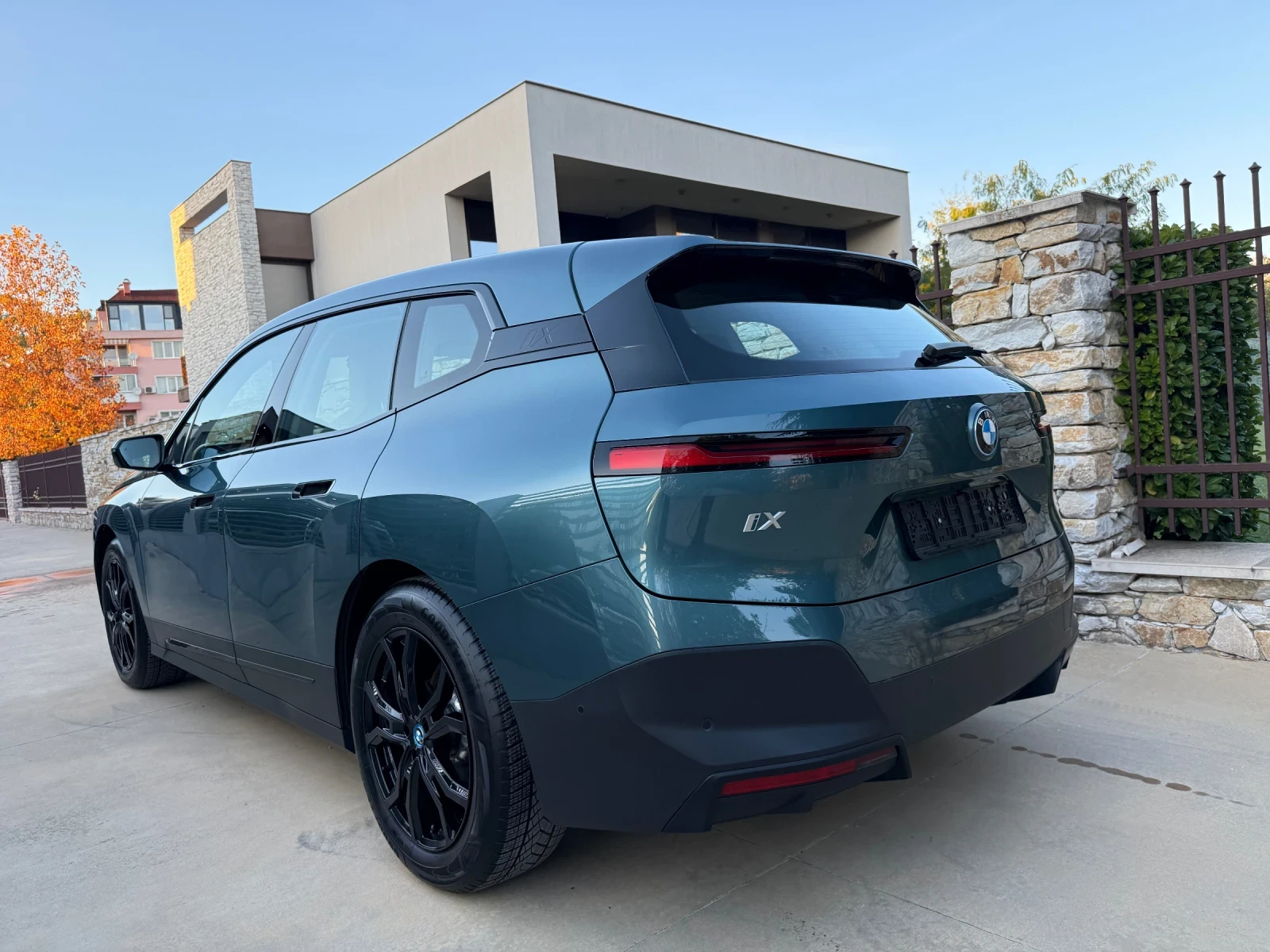 BMW iX xDrive40 4* 4 PREMIUM SUV/КАТО НОВА, снимка 4 - Автомобили и джипове - 56644121