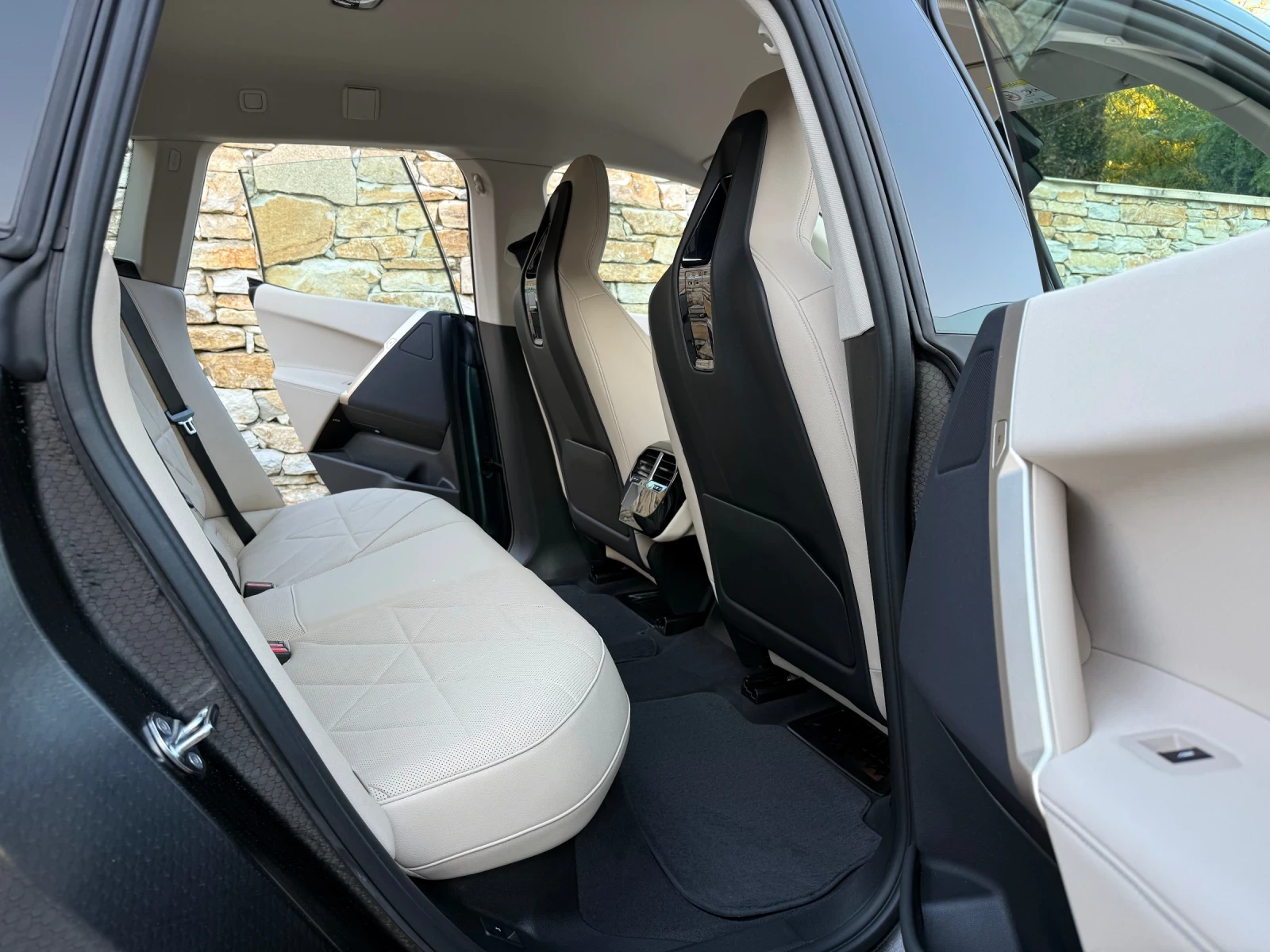 BMW iX xDrive40 4* 4 PREMIUM SUV/КАТО НОВА, снимка 11 - Автомобили и джипове - 56644121