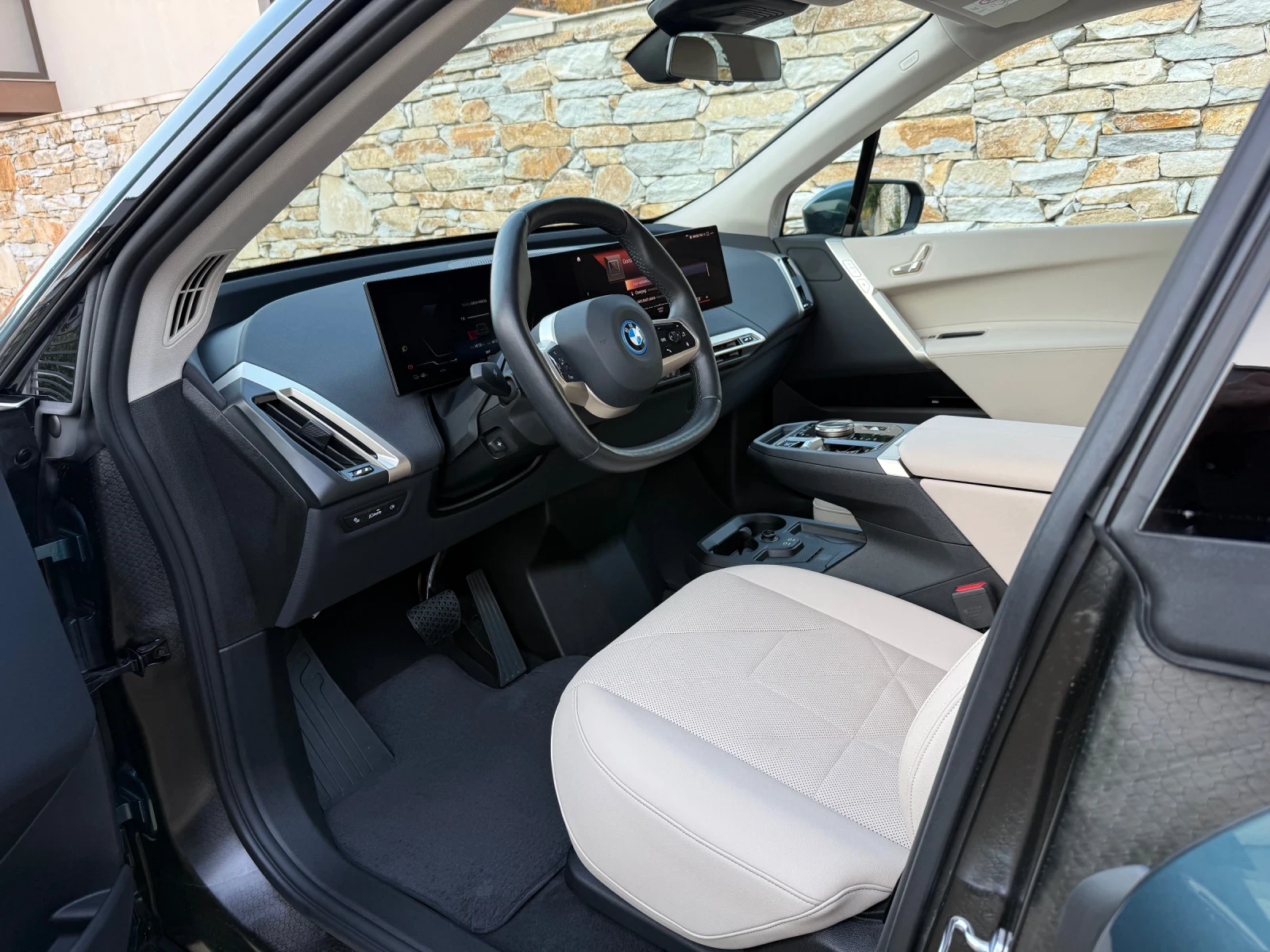 BMW iX xDrive40 4* 4 PREMIUM SUV/КАТО НОВА, снимка 6 - Автомобили и джипове - 56644121