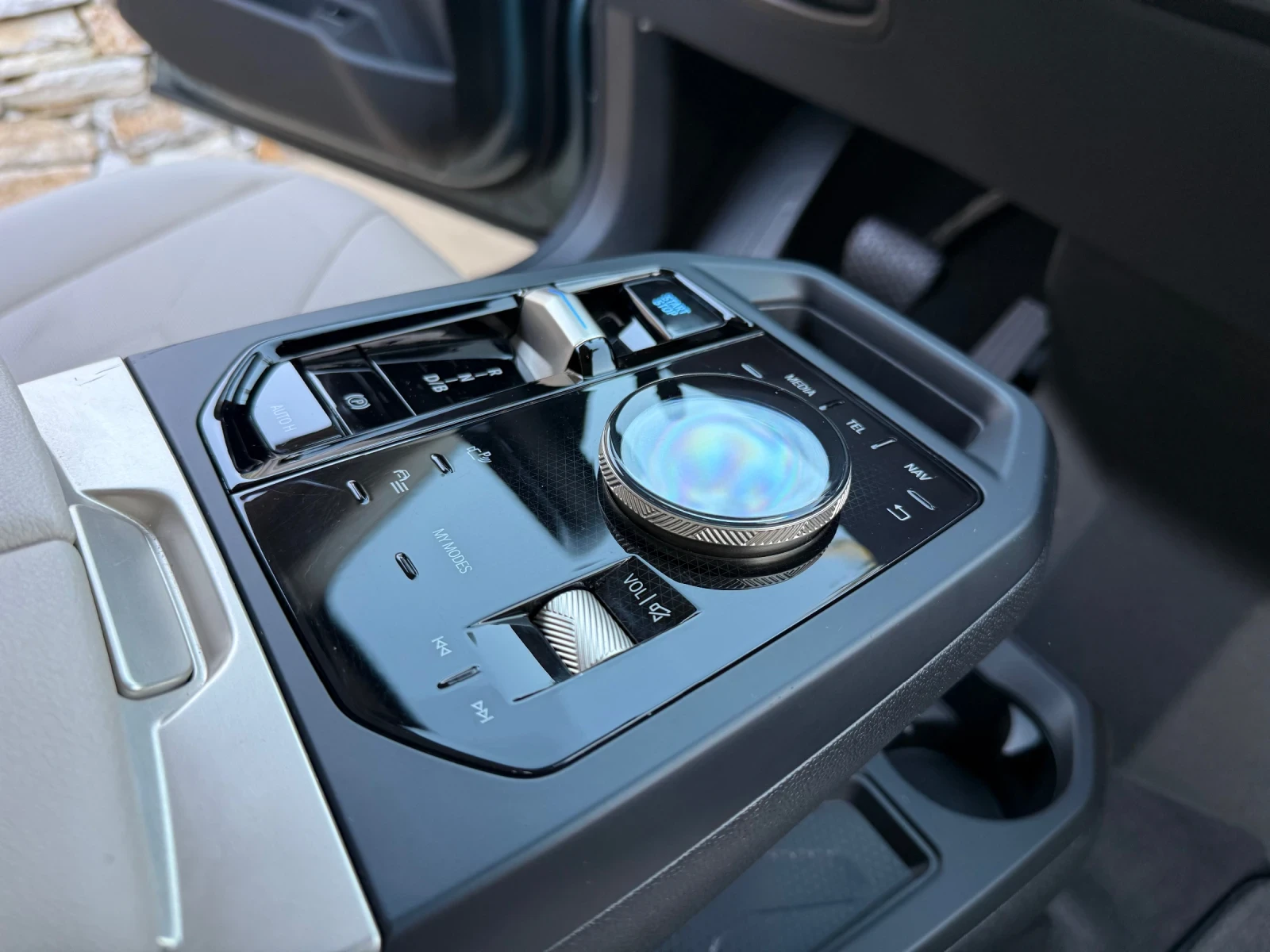 BMW iX xDrive40 4* 4 PREMIUM SUV/КАТО НОВА, снимка 12 - Автомобили и джипове - 56644121