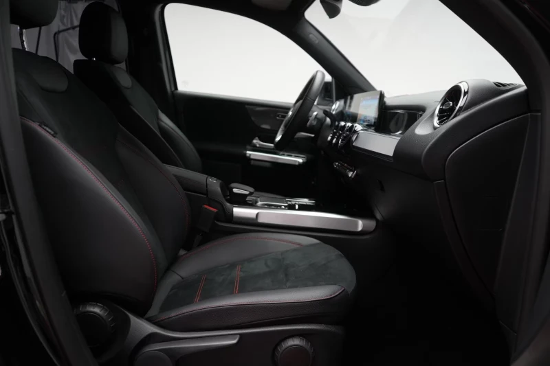 Mercedes-Benz GLB 220 d/8G-DCT/AMG-PACK/NAVI/TEMP/CAM/LANE/139D, снимка 4 - Автомобили и джипове - 51988699