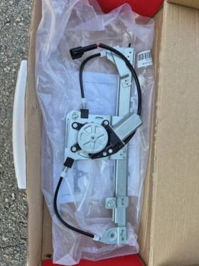 Оригинален ЧИСТО НОВ механизъм с мотор за FIAT 500 ЗА ЕЛ.СТЪКЛО, снимка 1