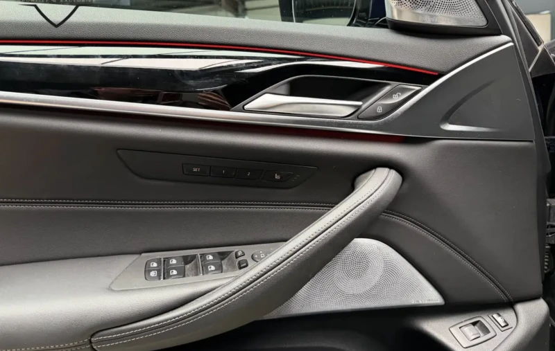 BMW 545 e xDrive Монитори/B&W/360/Exclusive/Head-up, снимка 13 - Автомобили и джипове - 52944392