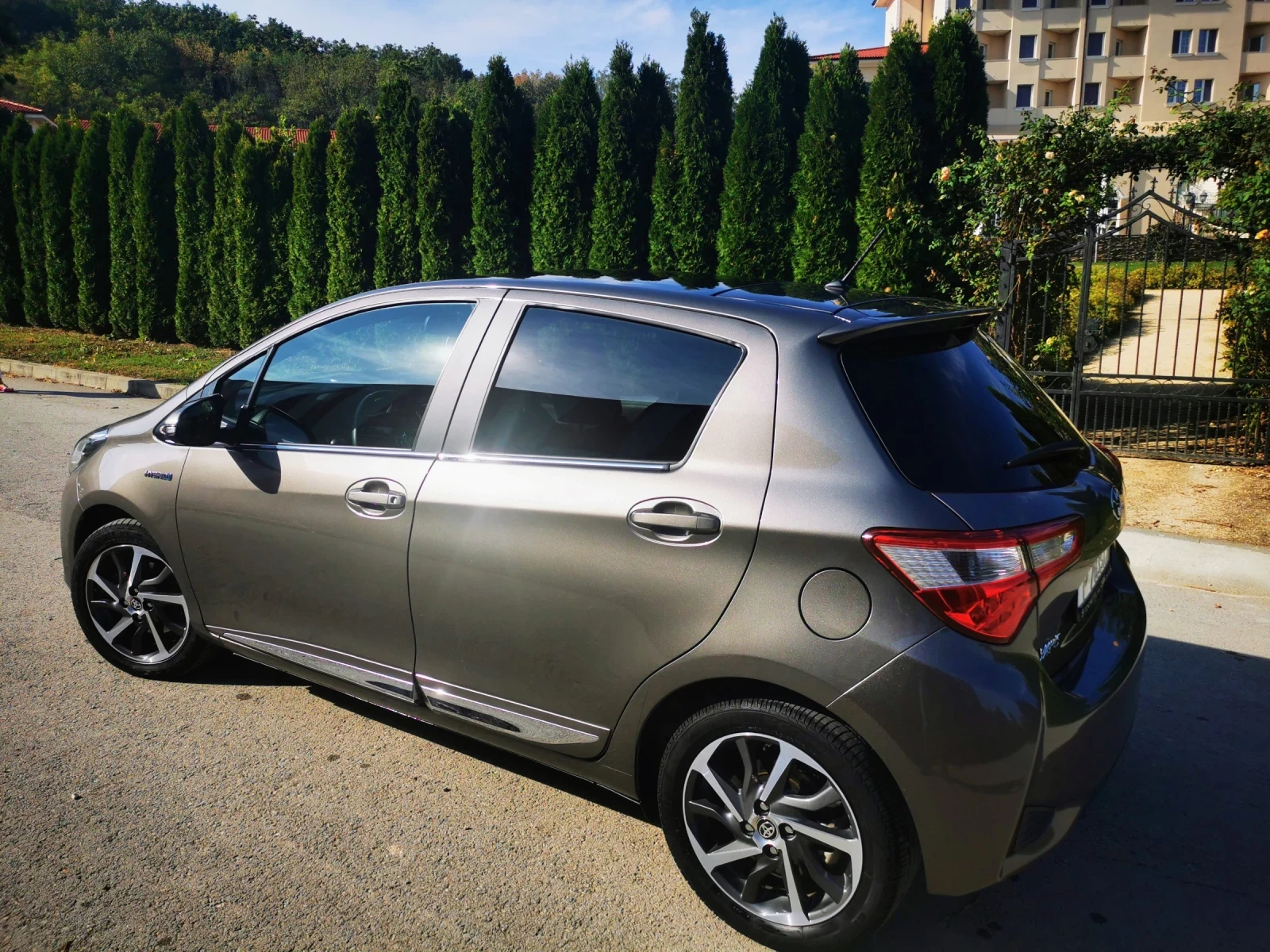 Toyota Yaris 1.5VVi-i Hybrid e-CVT - изображение 3