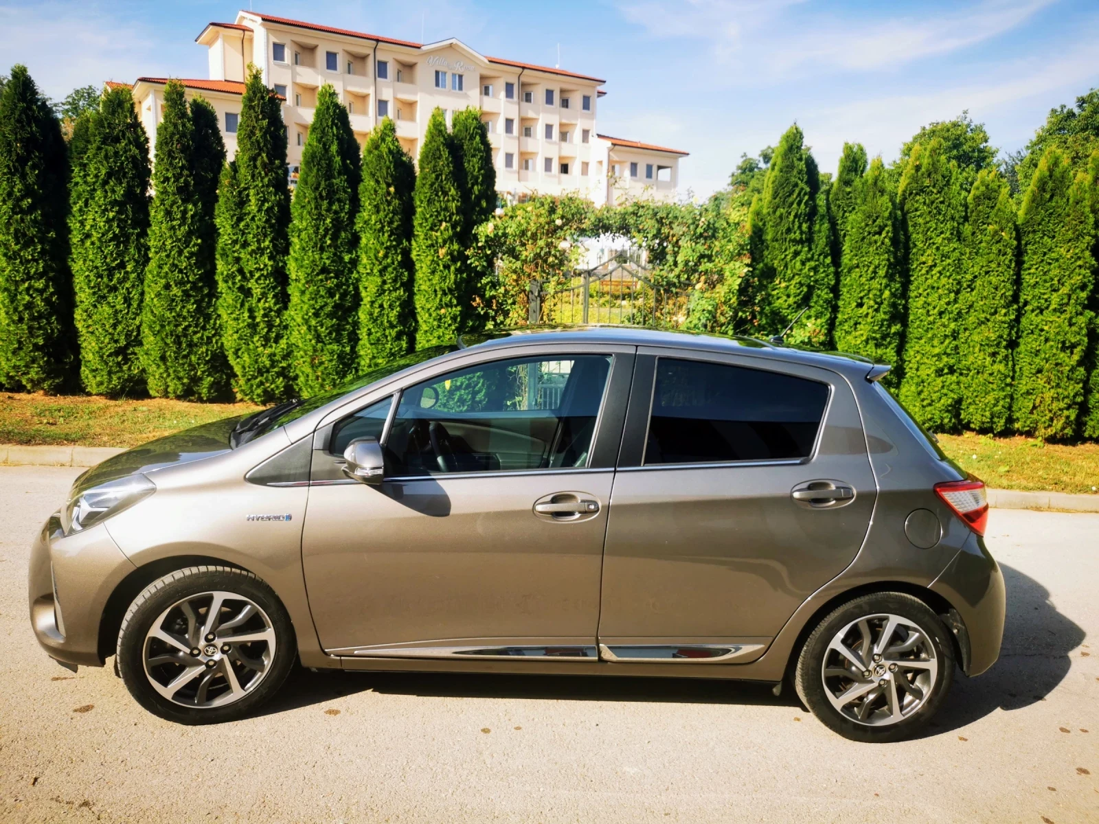 Toyota Yaris 1.5VVi-i Hybrid e-CVT - изображение 2