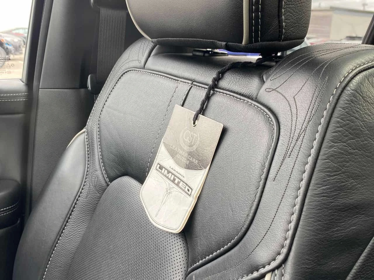 Dodge RAM 1500 * Limited * ДИЗЕЛ * ПРЕДСТАВИТЕЛСТВО * ПОДГРЕВИ, снимка 13 - Автомобили и джипове - 54021149