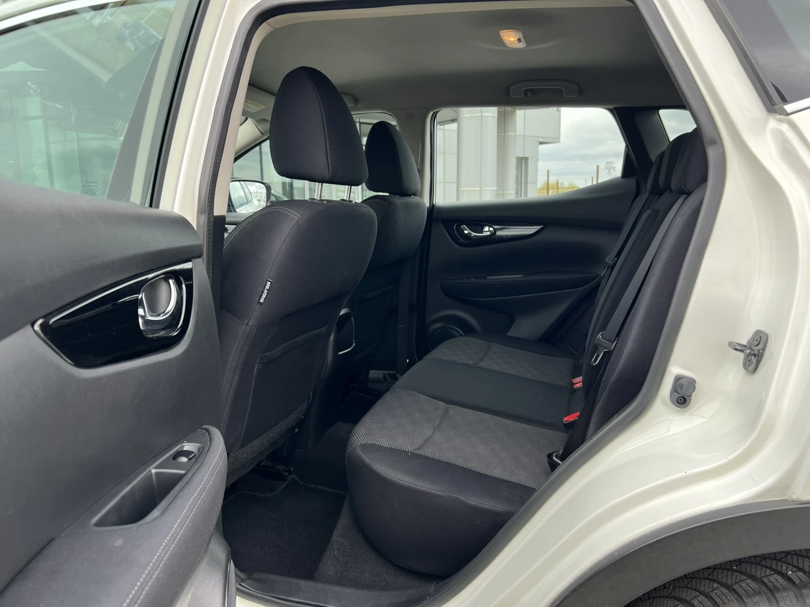 Nissan Qashqai 1.2 DiGT, снимка 12 - Автомобили и джипове - 54030521