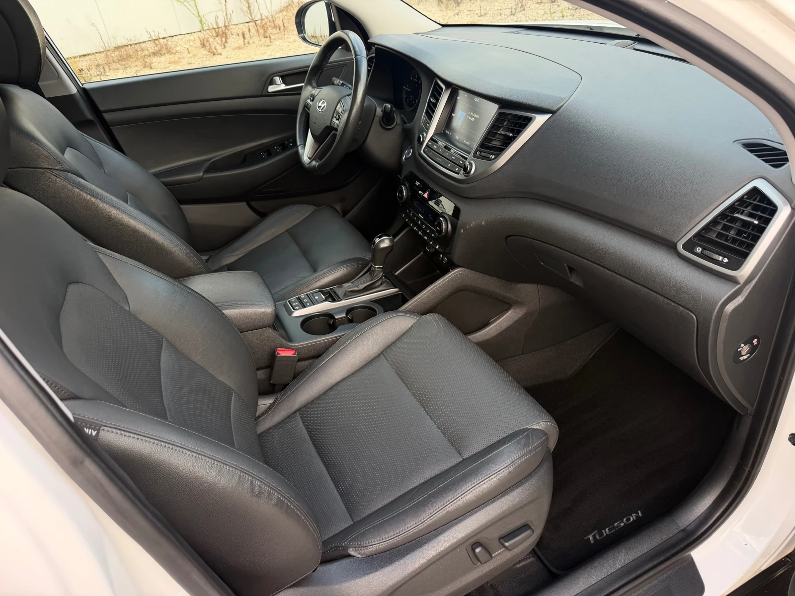 Hyundai Tucson 2.0 CRDi 4x4 Premium/ Всички екстри, снимка 12 - Автомобили и джипове - 55792834