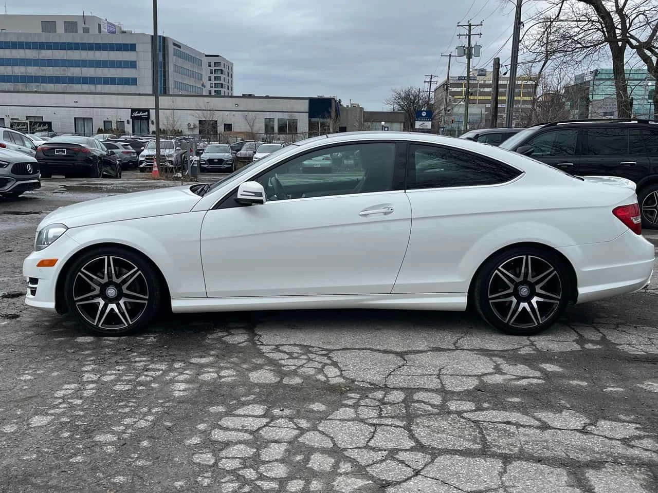 Mercedes-Benz C 350 HARMAN KARDON| PANO| KEYLESS| 2 КЛЮЧА, снимка 2 - Автомобили и джипове - 54387459