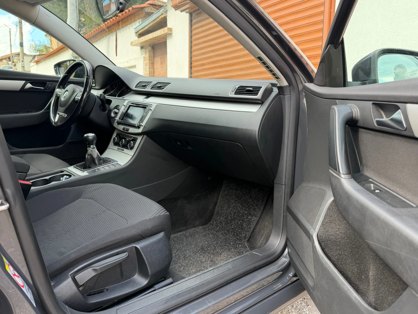VW Passat 1.6 TDI , снимка 7 - Автомобили и джипове - 54592295