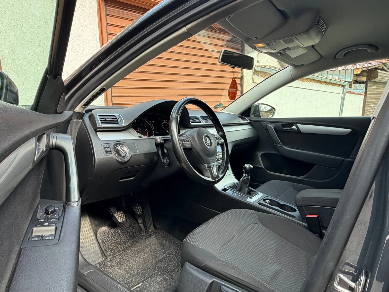 VW Passat 1.6 TDI , снимка 6 - Автомобили и джипове - 54592295