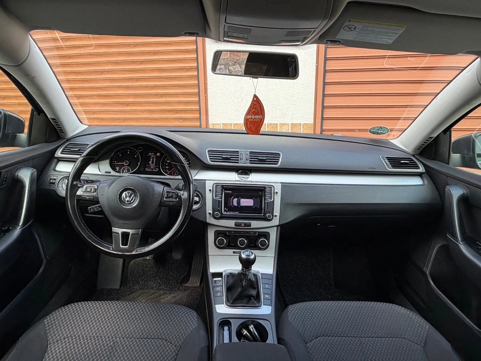 VW Passat 1.6 TDI , снимка 8 - Автомобили и джипове - 54592295