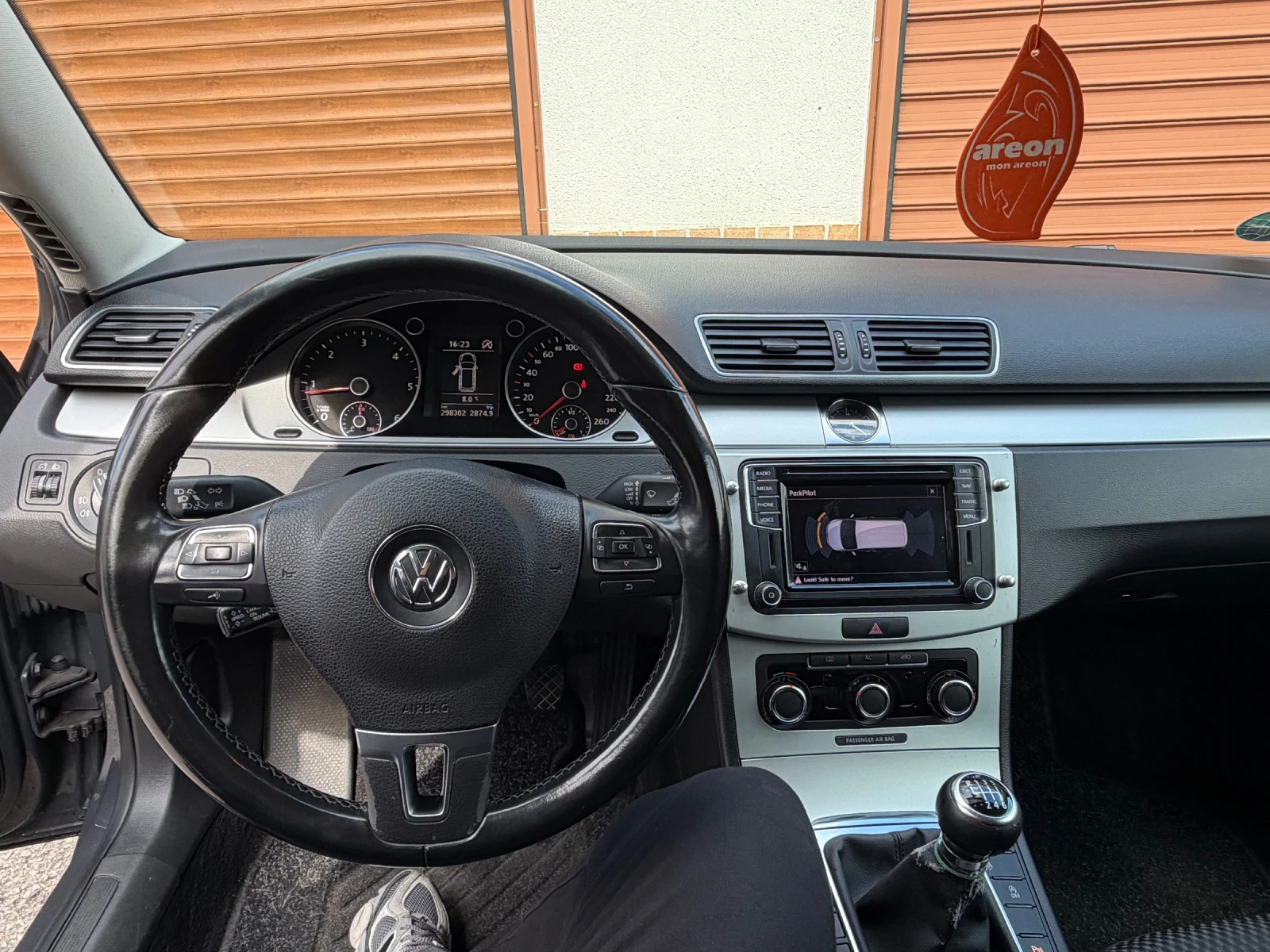 VW Passat 1.6 TDI , снимка 9 - Автомобили и джипове - 54592295