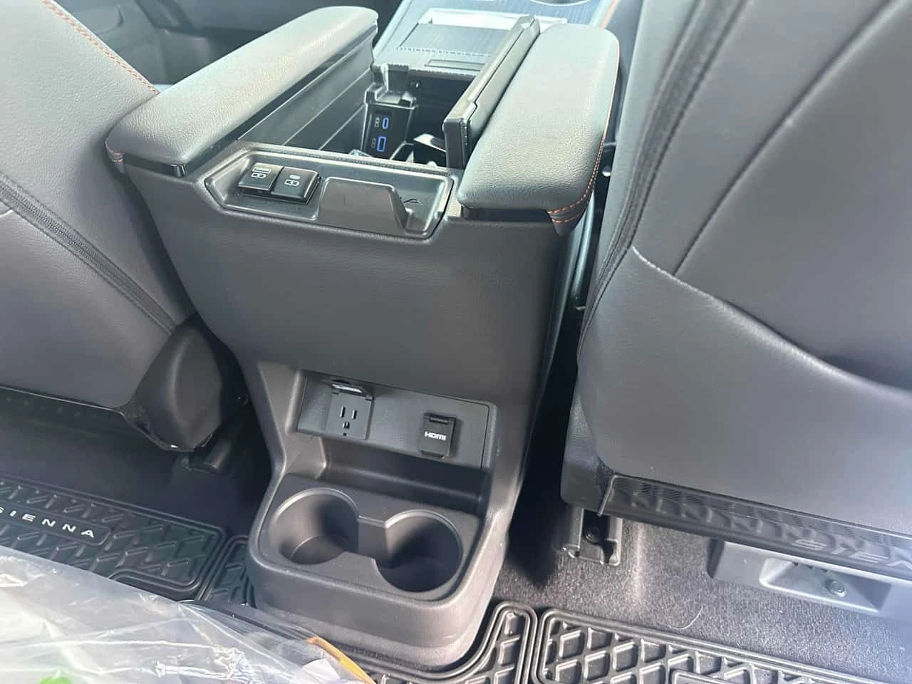 Toyota Sienna XSE 7 Passenger AWD  CARFAX, снимка 14 - Автомобили и джипове - 55162001