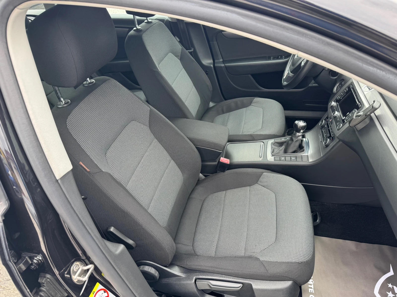 VW Passat 2.0 TDi 140ps  ОБСЛУЖЕНА, снимка 9 - Автомобили и джипове - 55504182