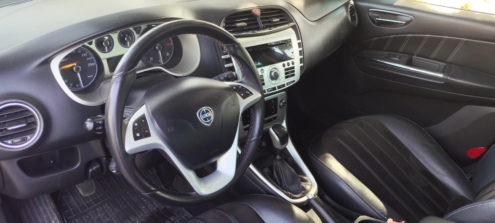 Lancia Delta 1.6 Multijet, снимка 11 - Автомобили и джипове - 55873527