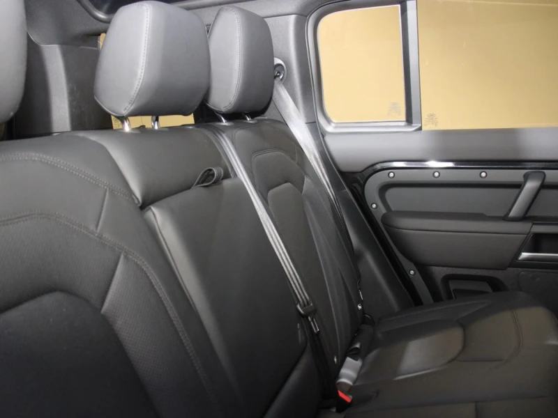 Land Rover Defender 110 D300 X-Dynamic SE, снимка 8 - Автомобили и джипове - 52292352