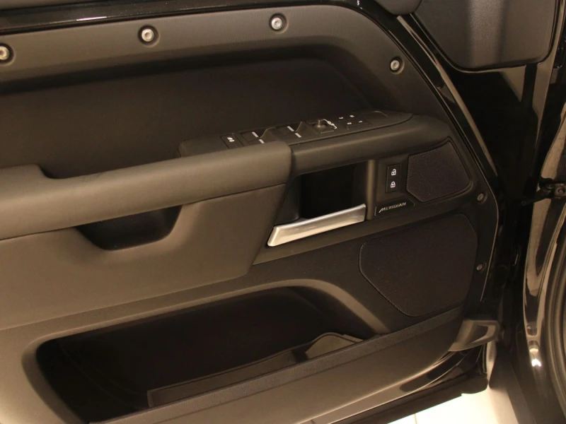 Land Rover Defender 110 D300 X-Dynamic SE, снимка 11 - Автомобили и джипове - 52292352