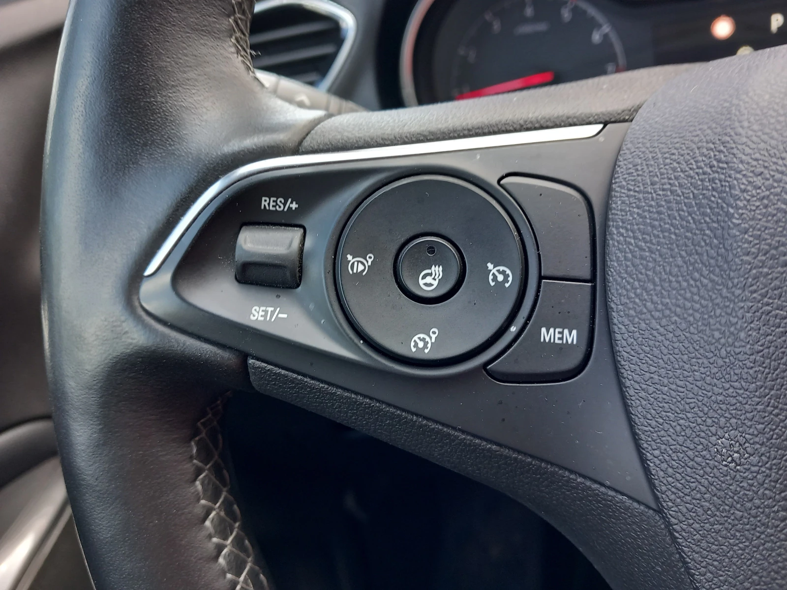 Opel Grandland 1.2i Automatic/ Гаранция, снимка 13 - Автомобили и джипове - 54363917