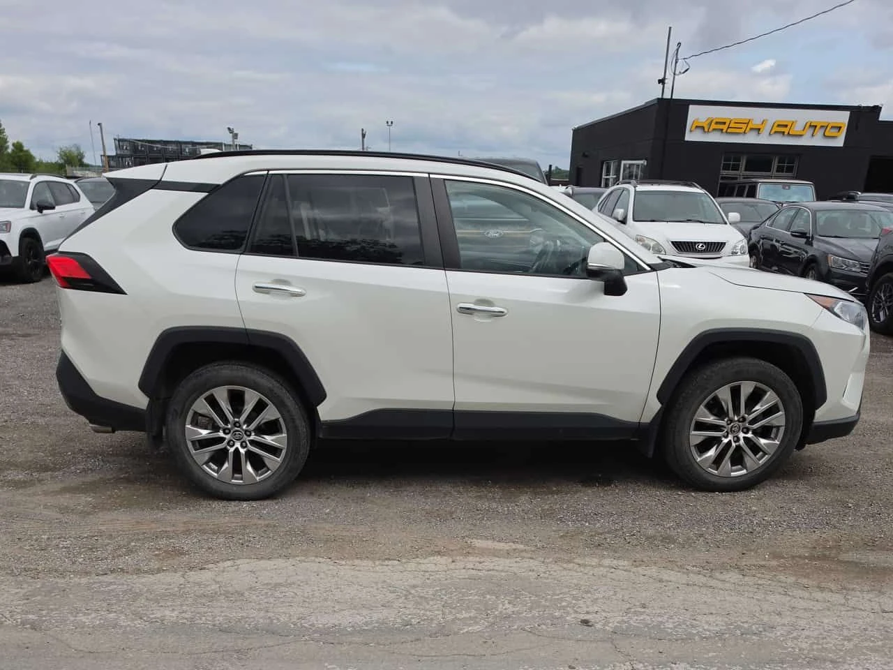 Toyota Rav4 * Limited * АВТОКРЕДИТ БЕЗ ПЪРВОНАЧАЛНА ВНОСКА* , снимка 3 - Автомобили и джипове - 55500948